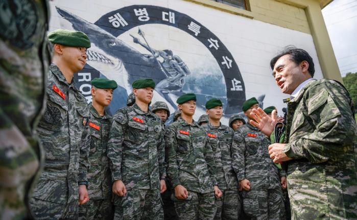 해병대 특수수색대대와 해병대2사단 예하 말도소초를 방문해 대비태세를 점검.jpg